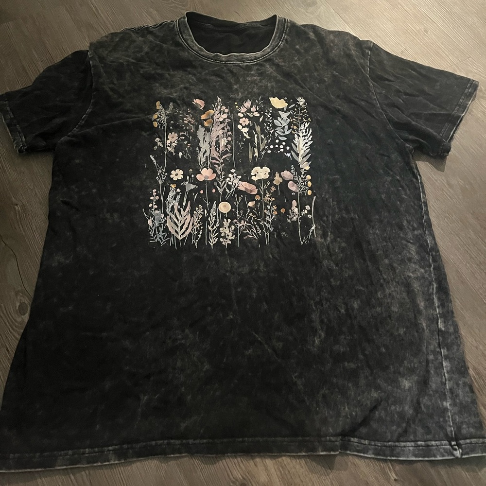 💓3for20 Black Acid Wash Floral Graphic T-Shirt XL Oversized Lavender Haze - Picture 2 of 3